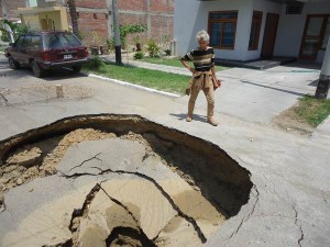 Strassenloch-in-Urb.-Loudres---Piura---Plan-Verde-e.V.