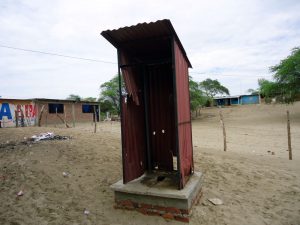 toilette-schule-los-ejidos-de-huan-piura-plan-verde-e-v